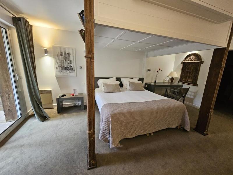 Demeure - 1 700 m² - 45 pièces