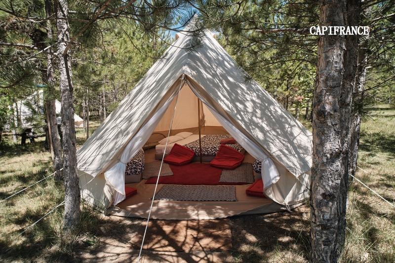 Propriété - 1 073 m² - 37 pièces