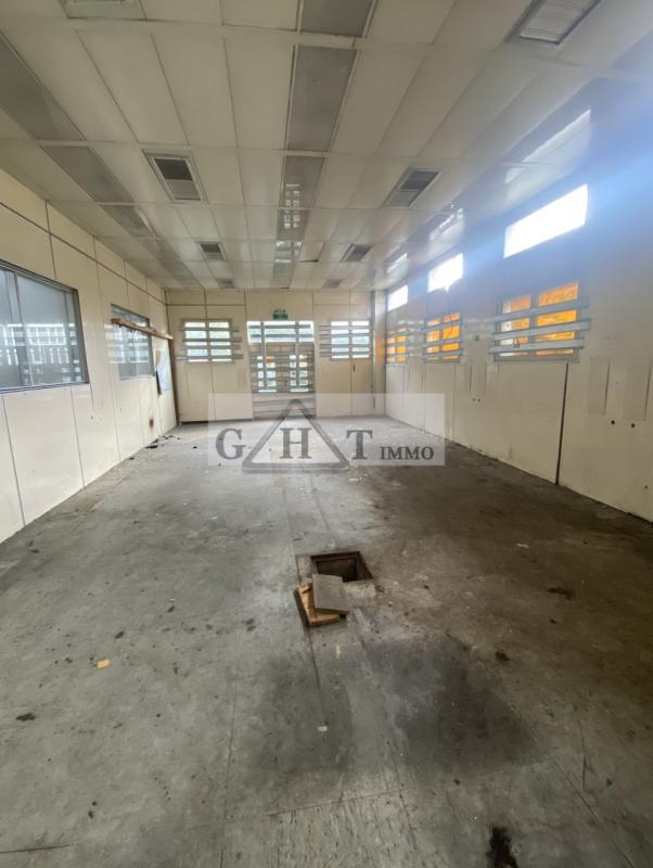 Entrepôt - 984 m²