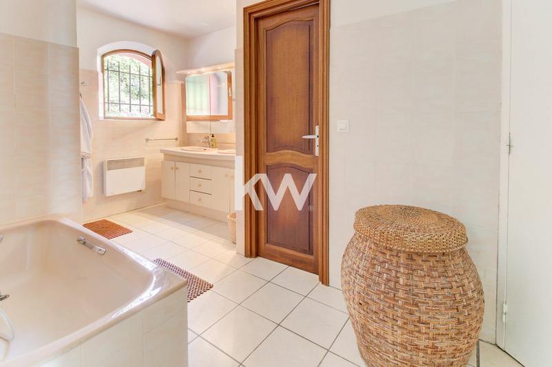 Maison - 230 m² - 8 pièces