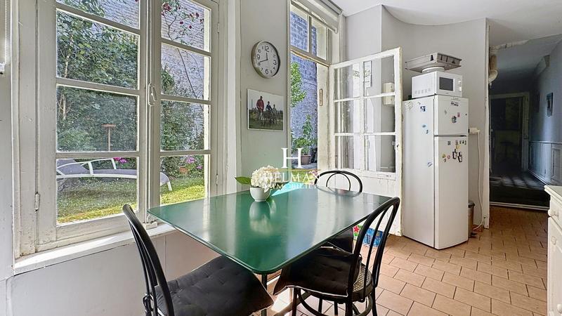 Maison - 240 m² - 8 pièces