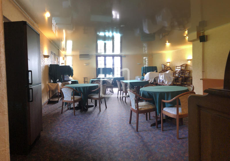 Propriété - 1 200 m² - 39 pièces