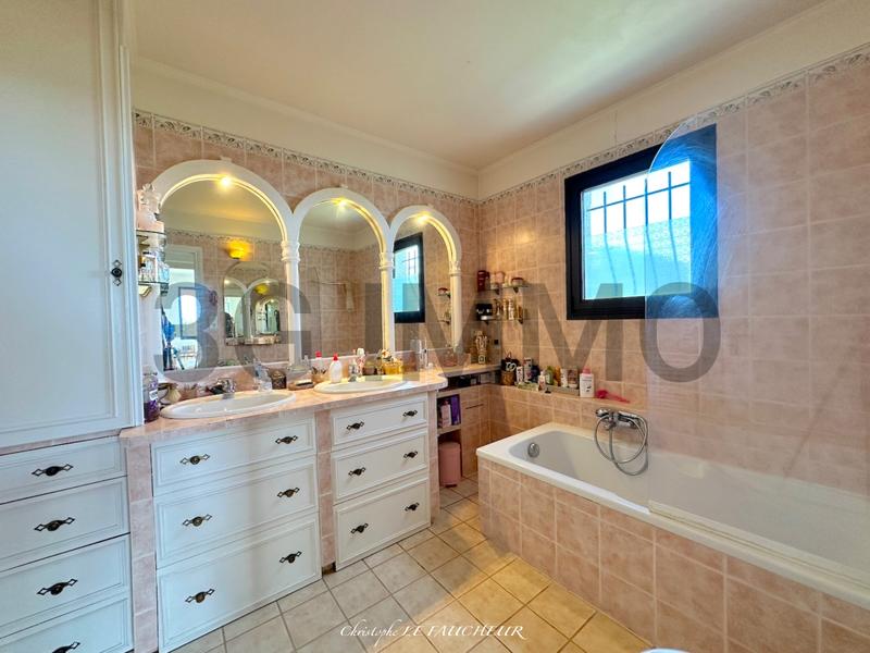 Viager - Villa - 215 m² - 8 pièces