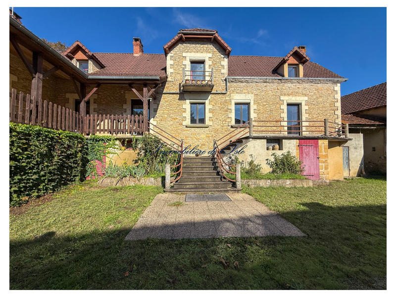 Maison - 236 m² - 9 pièces