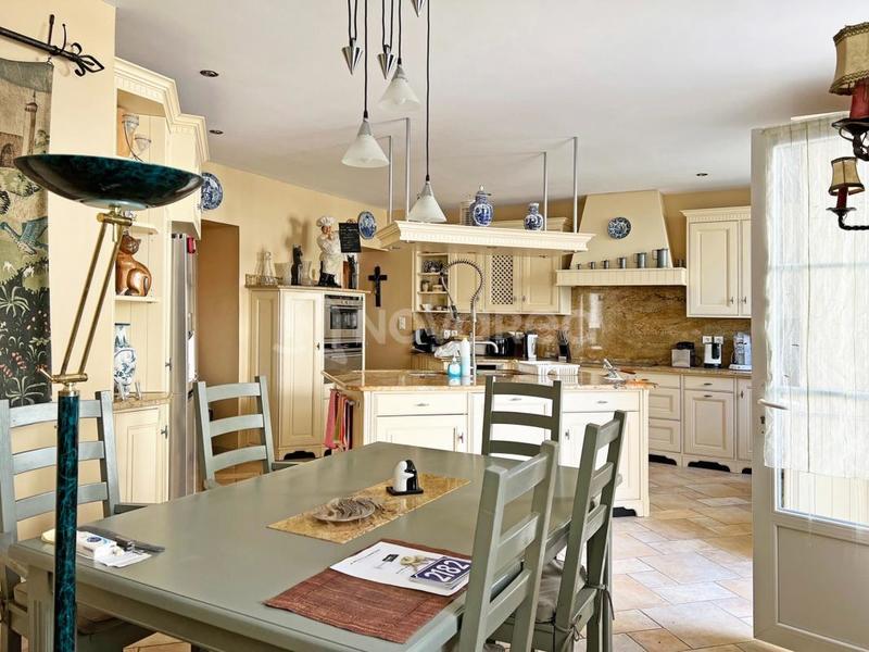 Propriété - 683 m² - 18 pièces