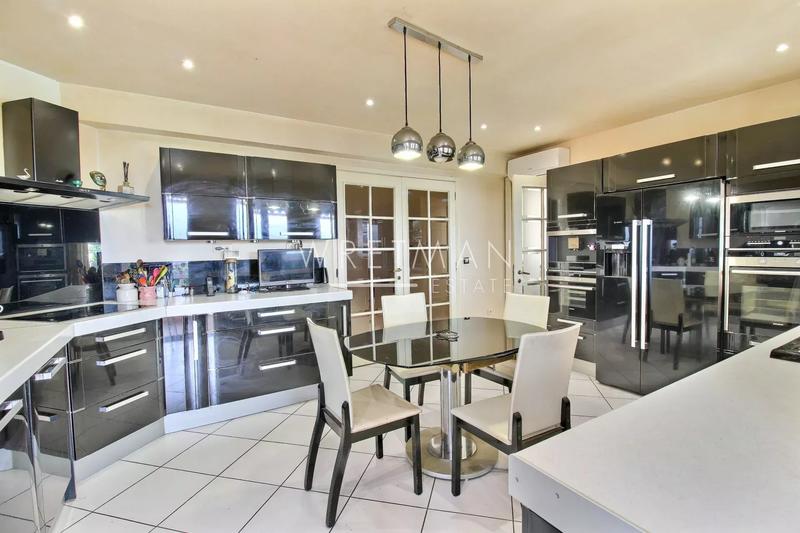 Maison - 256 m² - 8 pièces