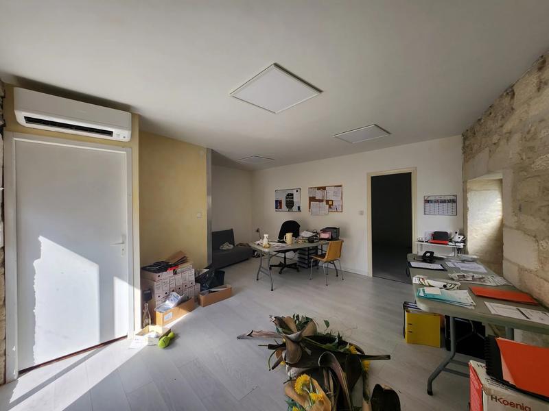 Magasins - 85 m² - 5 pièces