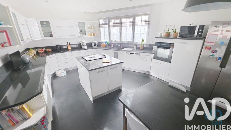 Maison - 239 m² - 9 pièces