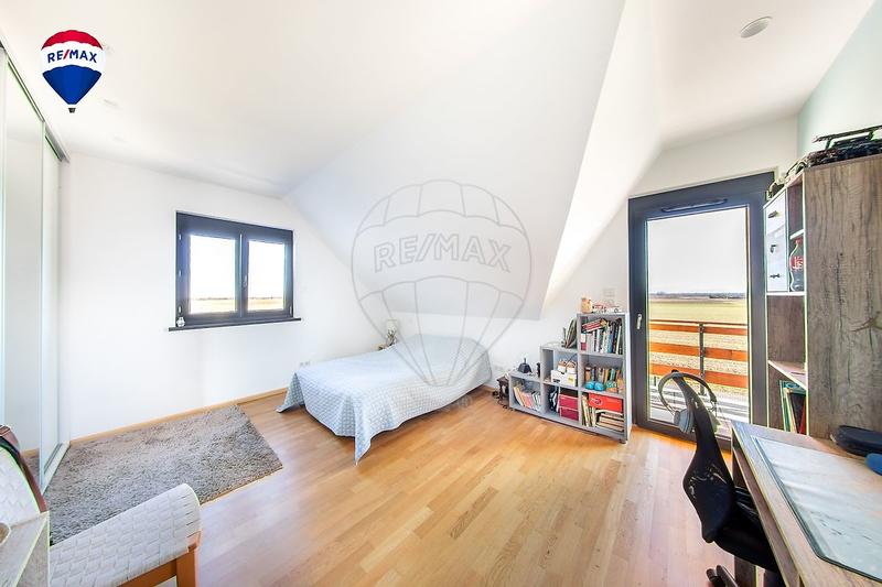 Propriété - 256 m² - 7 pièces