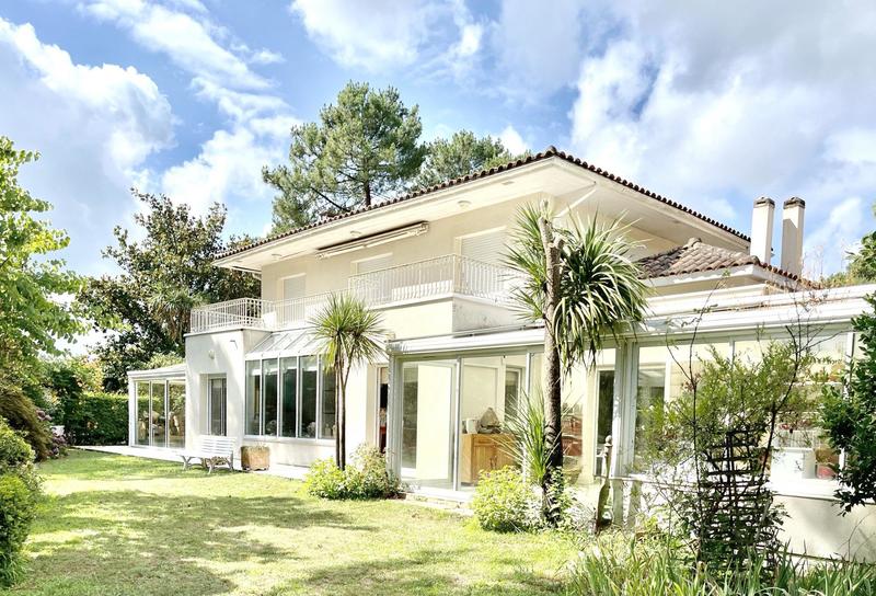 Villa - 222 m² - 6 pièces
