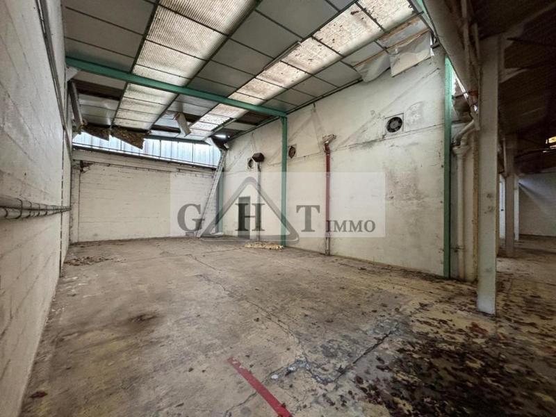 Entrepôt - 1 075 m²