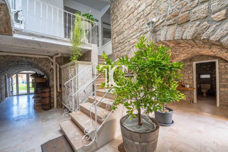 Maison en pierre - 272 m² - 7 pièces