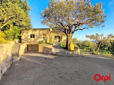 Maison - 222 m² - 8 pièces