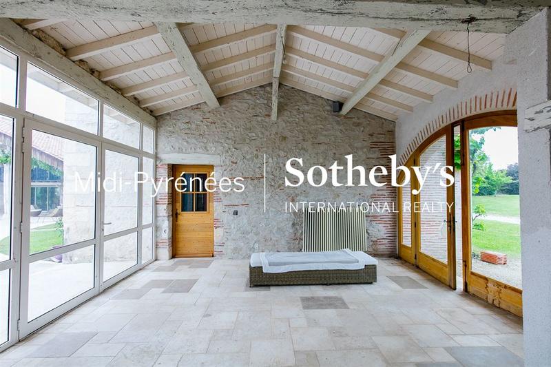 Maison - 850 m² - 10 pièces