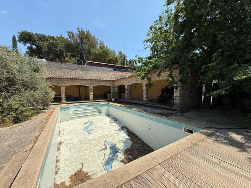 Maison - 320 m² - 5 pièces