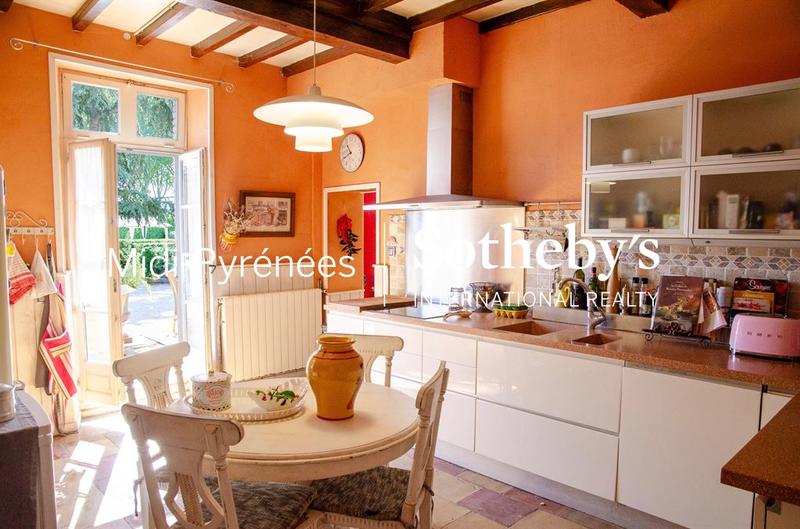 Maison - 300 m² - 11 pièces