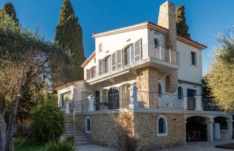 Villa - 225 m² - 6 pièces