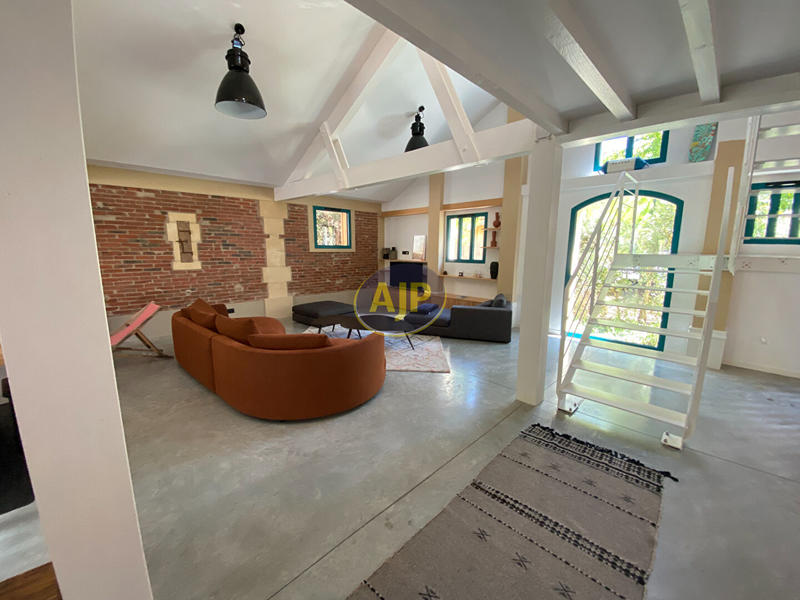 Maison - 270 m² - 6 pièces