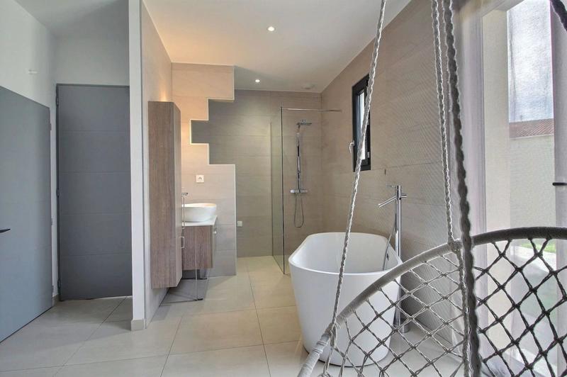 Maison - 274 m² - 12 pièces