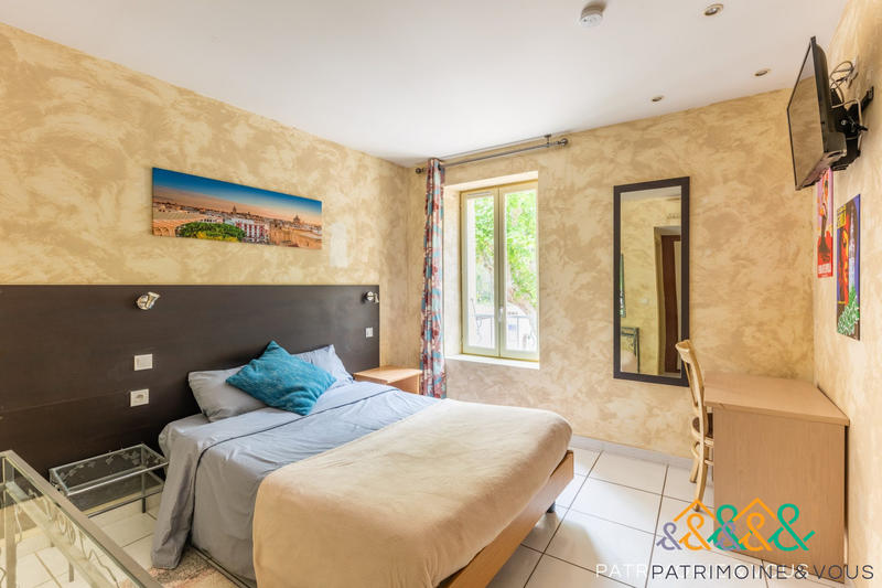 Local commercial - 1 175 m² - 28 pièces