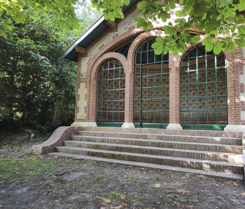 Quand la pierre se souvient, la lumière raconte.