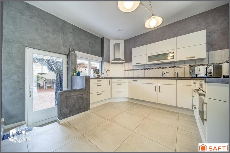 Maison - 221 m² - 7 pièces