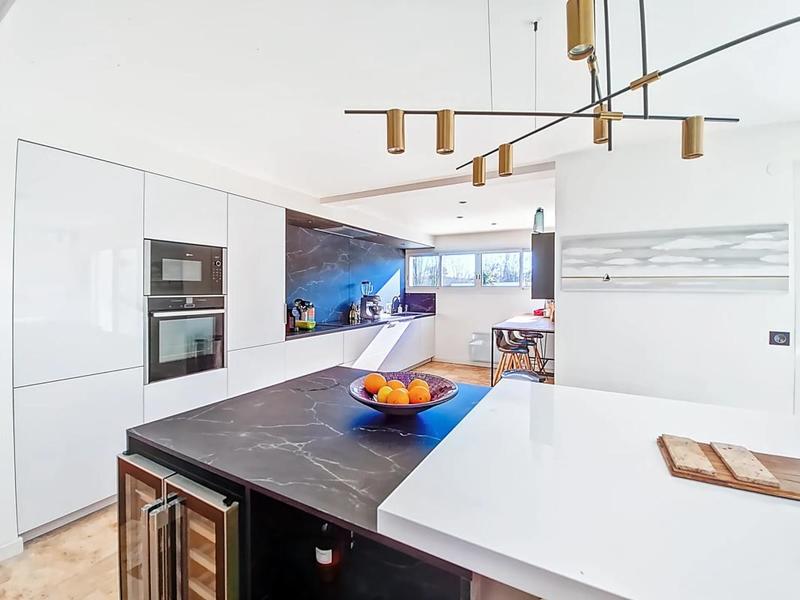 Maison - 220 m² - 7 pièces