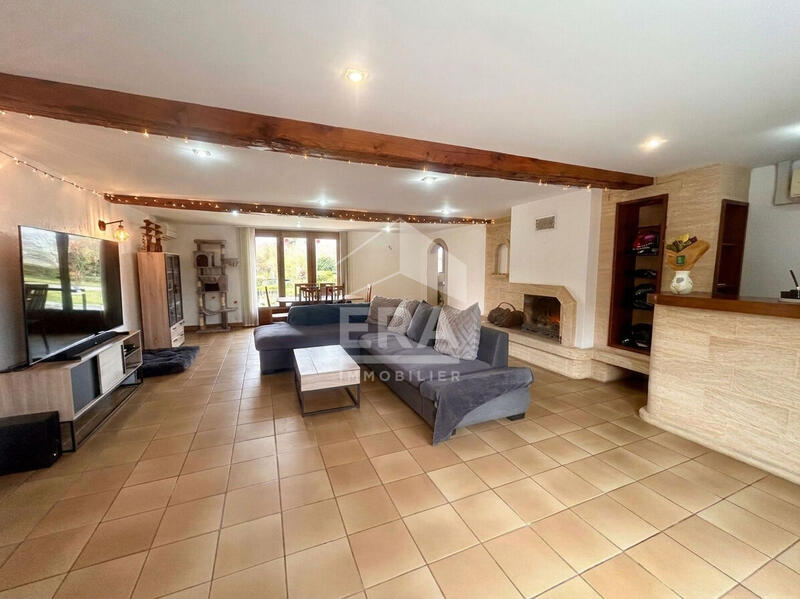 Maison - 219 m² - 9 pièces