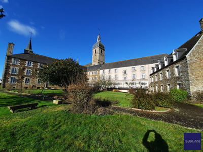 Maison - 2 260 m² - 65 pièces