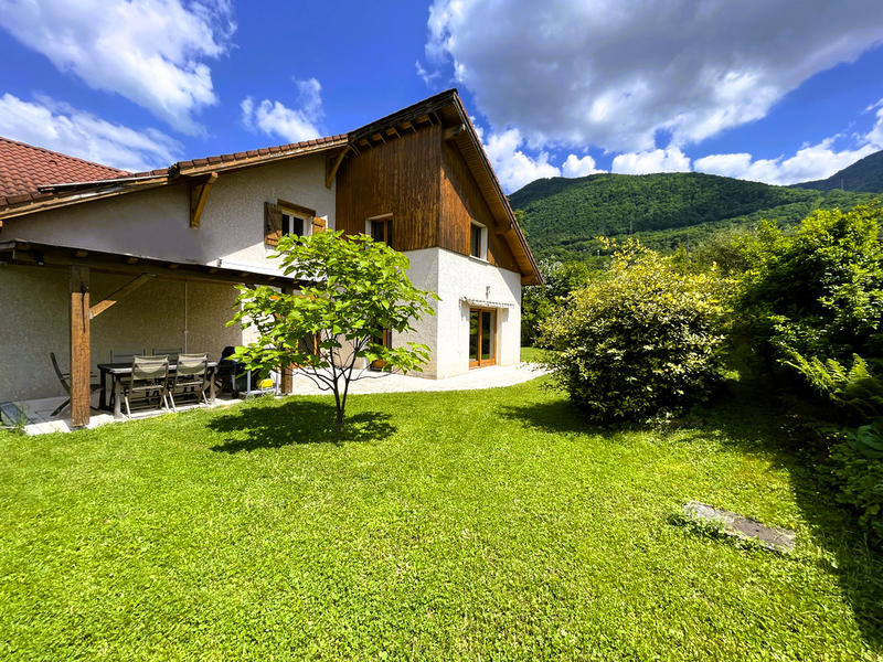 Maison traditionnelle - 211 m² - 8 pièces