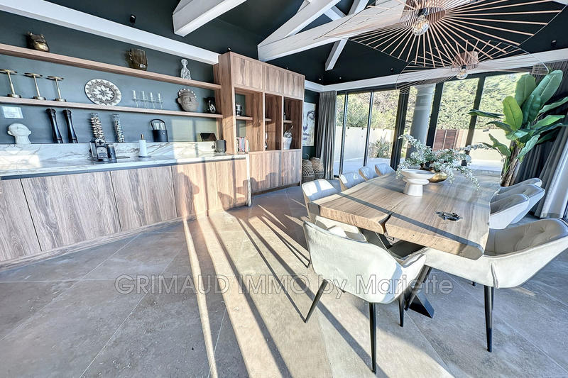 Villa - 300 m² - 6 pièces