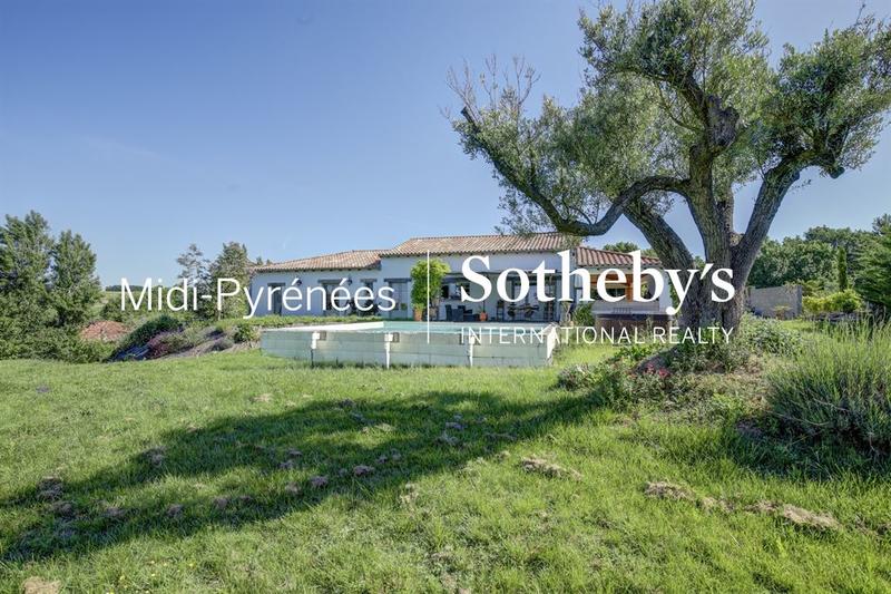 Maison - 228 m² - 8 pièces