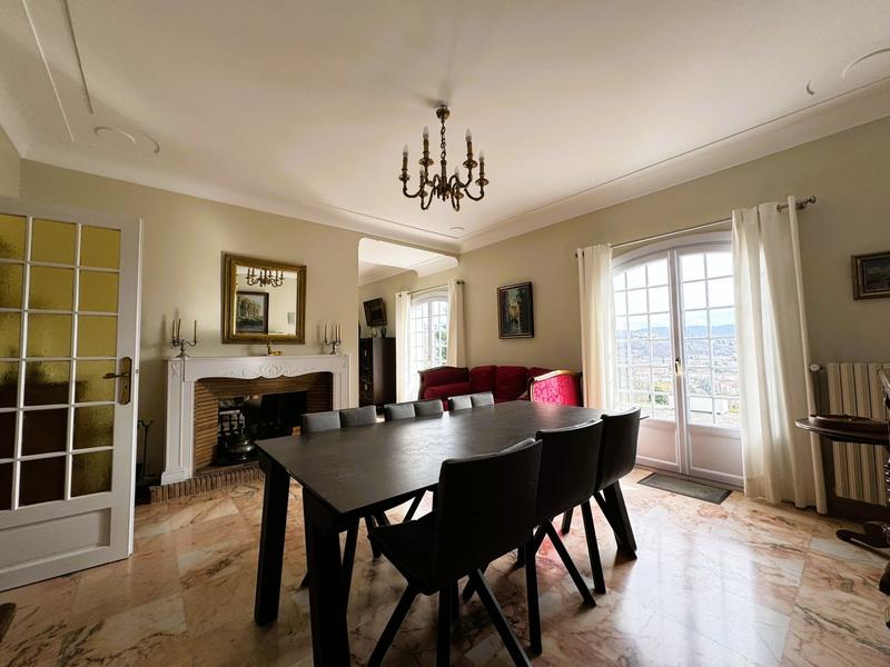 Maison - 204 m² - 9 pièces