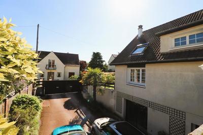 Maison - 220 m² - 8 pièces