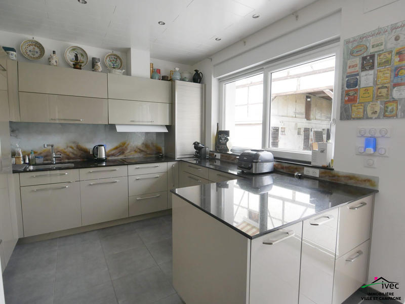 Maison - 329 m² - 14 pièces