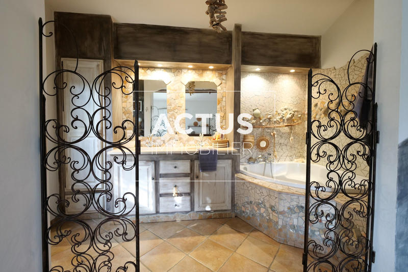 Maison - 220 m² - 7 pièces