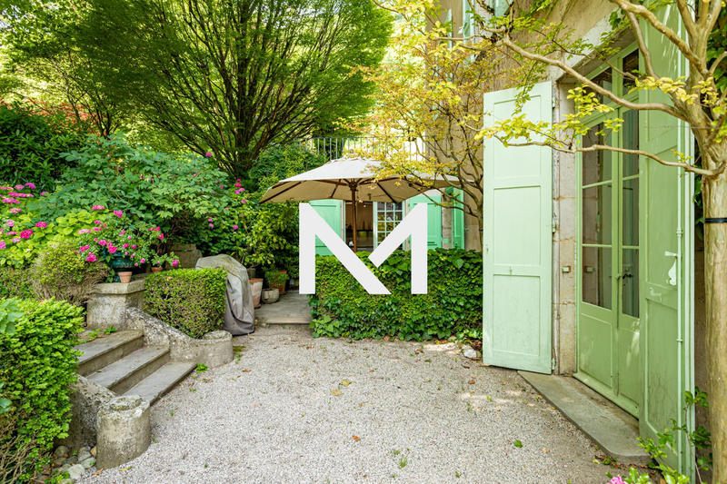 Maison - 761 m² - 16 pièces