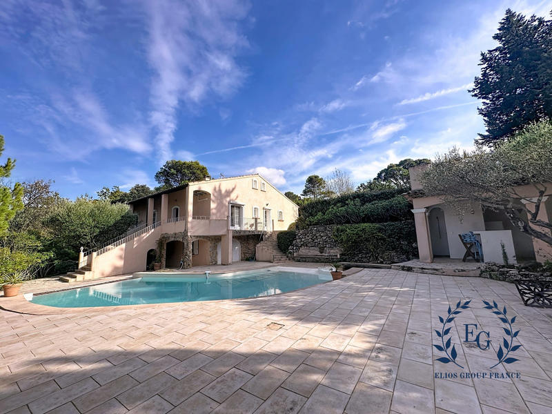 Maison - 216 m² - 7 pièces