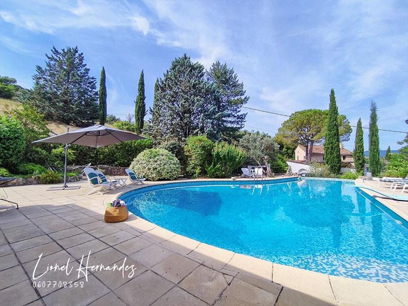 Maison - 220 m² - 7 pièces