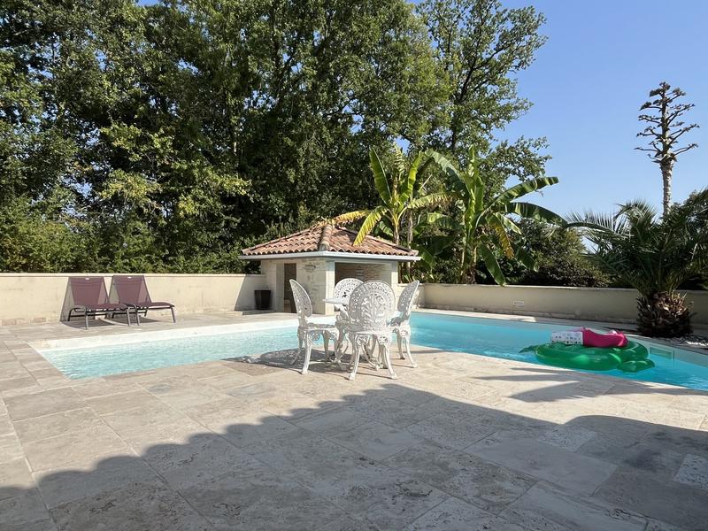 Maison traditionnelle - 210 m² - 8 pièces