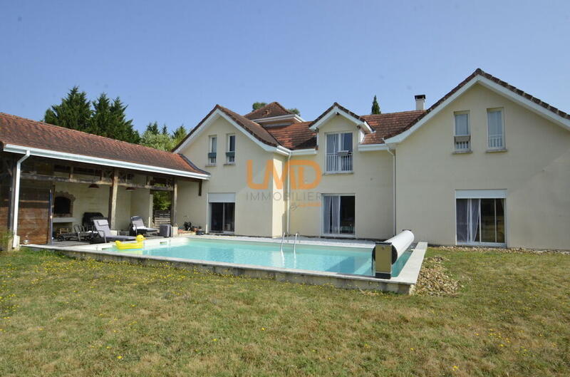 Propriété - 215 m² - 11 pièces