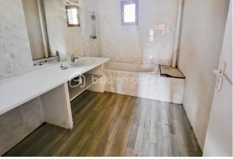 Propriété - 900 m² - 40 pièces