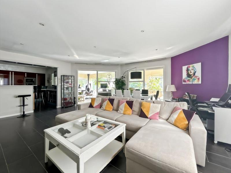 Maison - 238 m² - 8 pièces