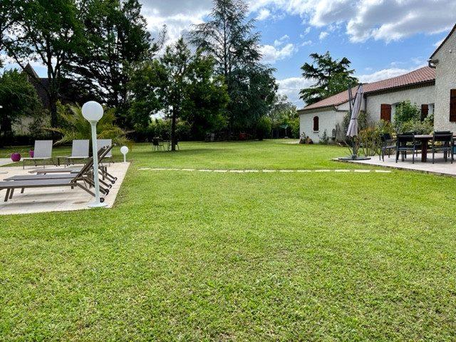 Maison traditionnelle - 270 m² - 6 pièces