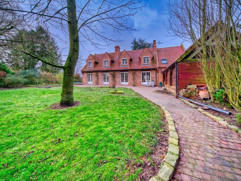 Pavillon - 210 m² - 7 pièces