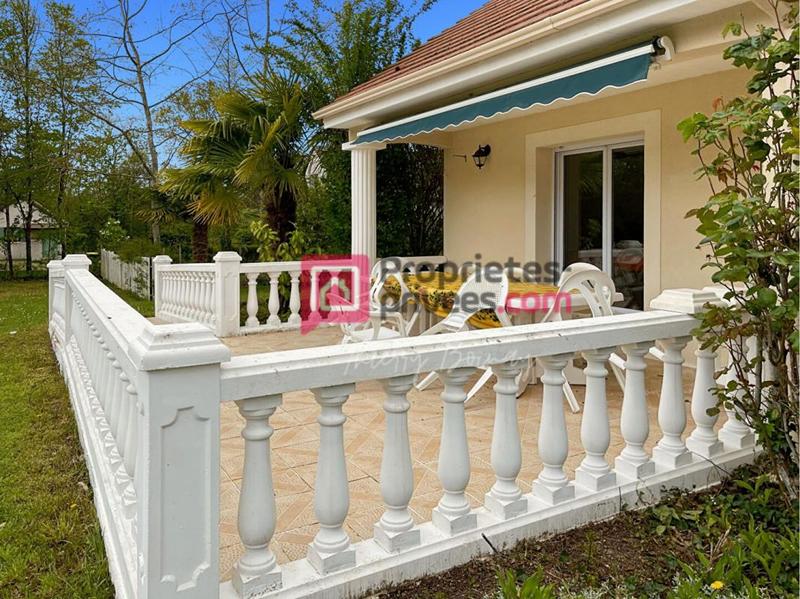 Maison - 230 m² - 8 pièces