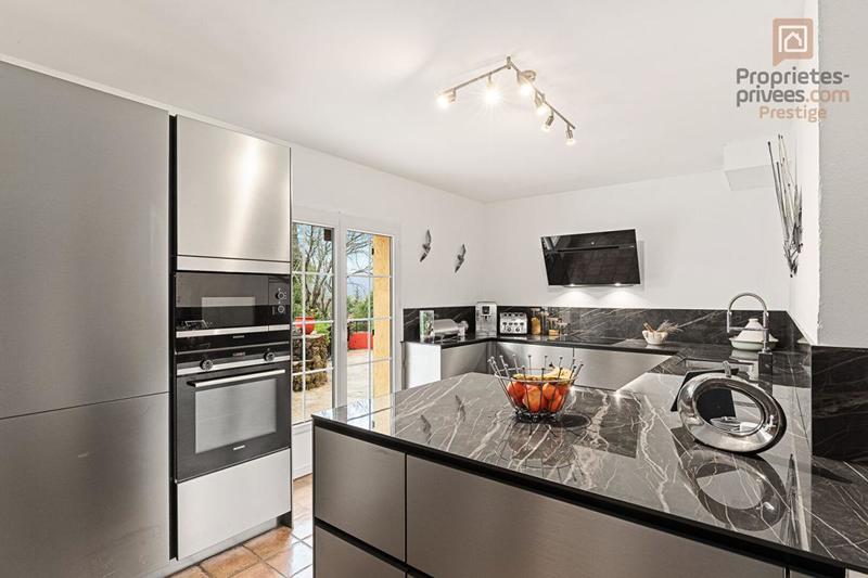 Maison - 246 m² - 8 pièces