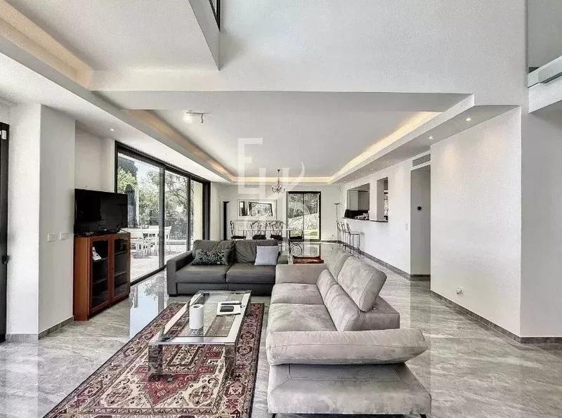 Maison - 389 m² - 8 pièces