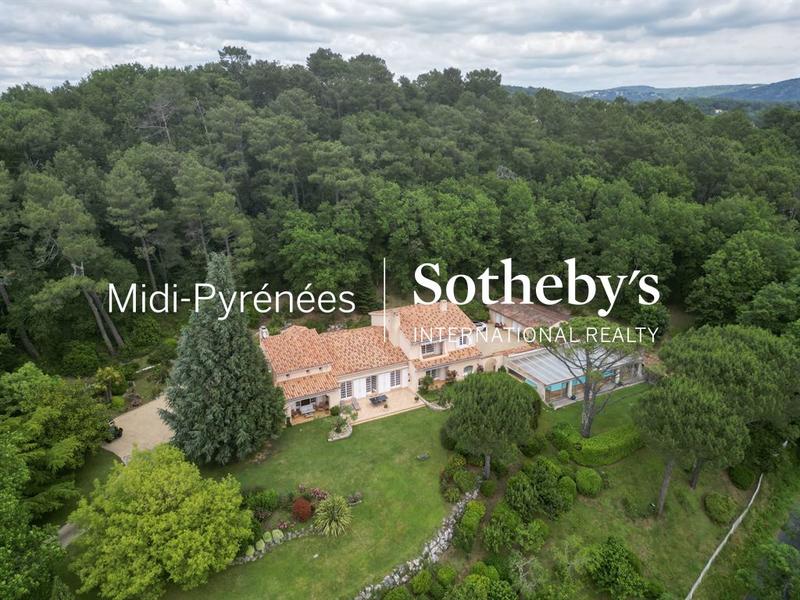 Maison - 355 m² - 10 pièces