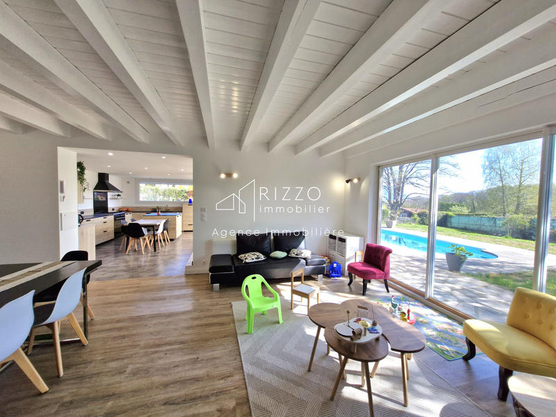 Maison - 240 m² - 7 pièces